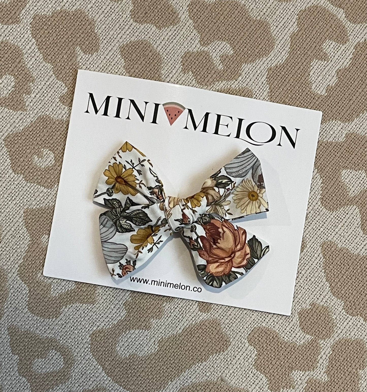 Vintage Dainty Simple Bow